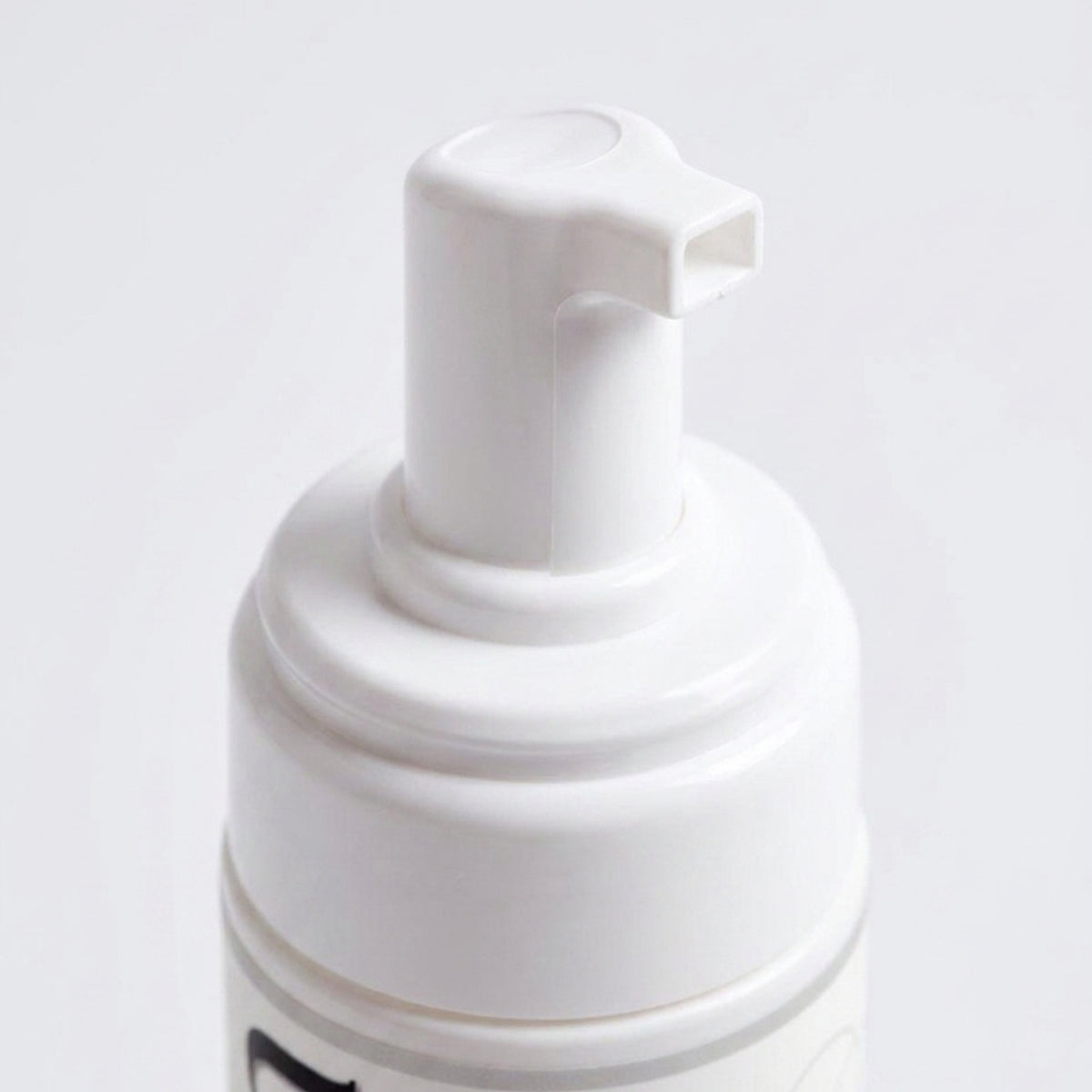 FOLUMEN foaming facial cleaner close up