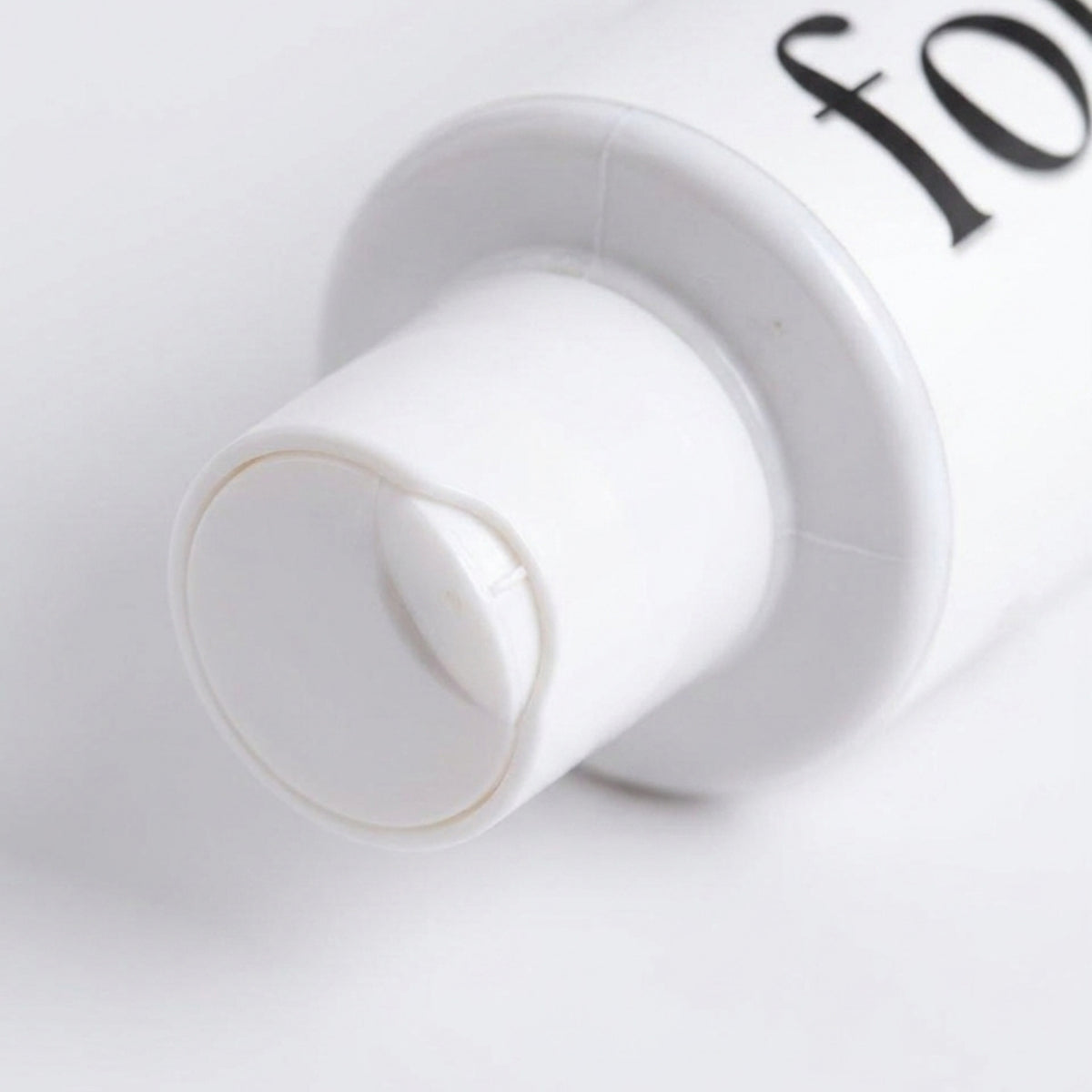 FOLUMEN micellar cleansing water close up